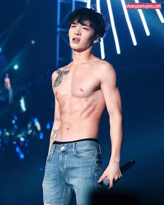 Coreanos guapos sin camisa con abdominales